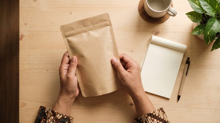Tangan ibu membaca label kemasan produk nutrisi anak
